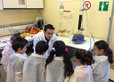 Fête de la Science 2013 – ateliers pour les scolaires sur l’extraction d’huiles essentielles (dans l’ancienne fac des sciences rue Pasteur) -  « Toujours de très jolis moments d’émotion avec les enfants »