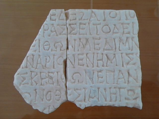 Fragments d’une inscription grecque d’époque romaine, découverts en fouilles en 2016 à Paphos par des étudiantes en Histoire de l’Université d’Avignon