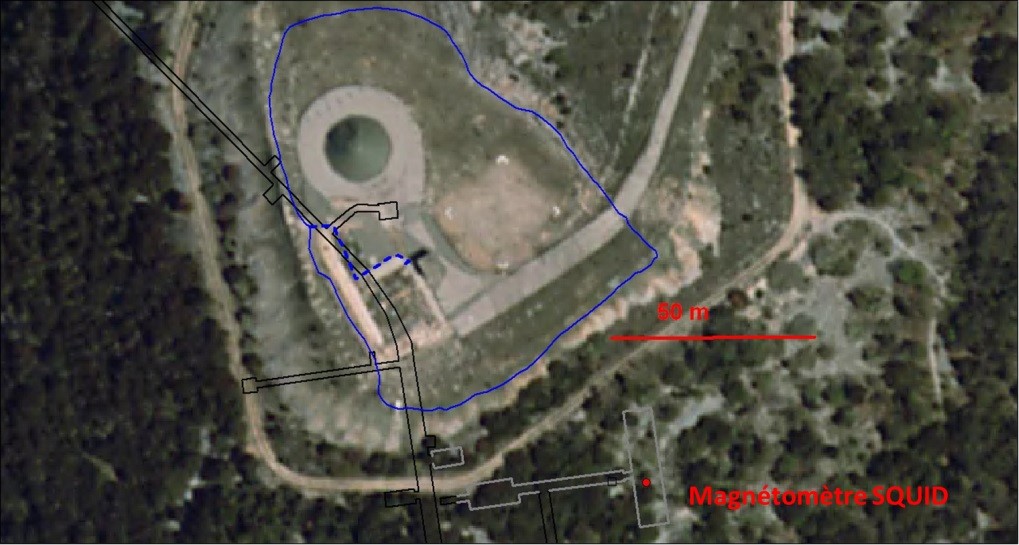 Vue aérienne du site de surface du LSBB, situé au sommet de la montagne.
Trait bleu : Tracé du câble formant la source magnétique ;
Trait noir : Galeries souterraines.