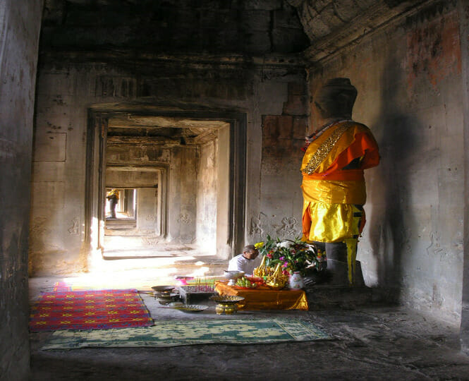 Temple d’Angkor Wat (Cambodge), cérémonie quotidienne d’offrandes. 
Photo : Isabelle Brianso, 2008. 
