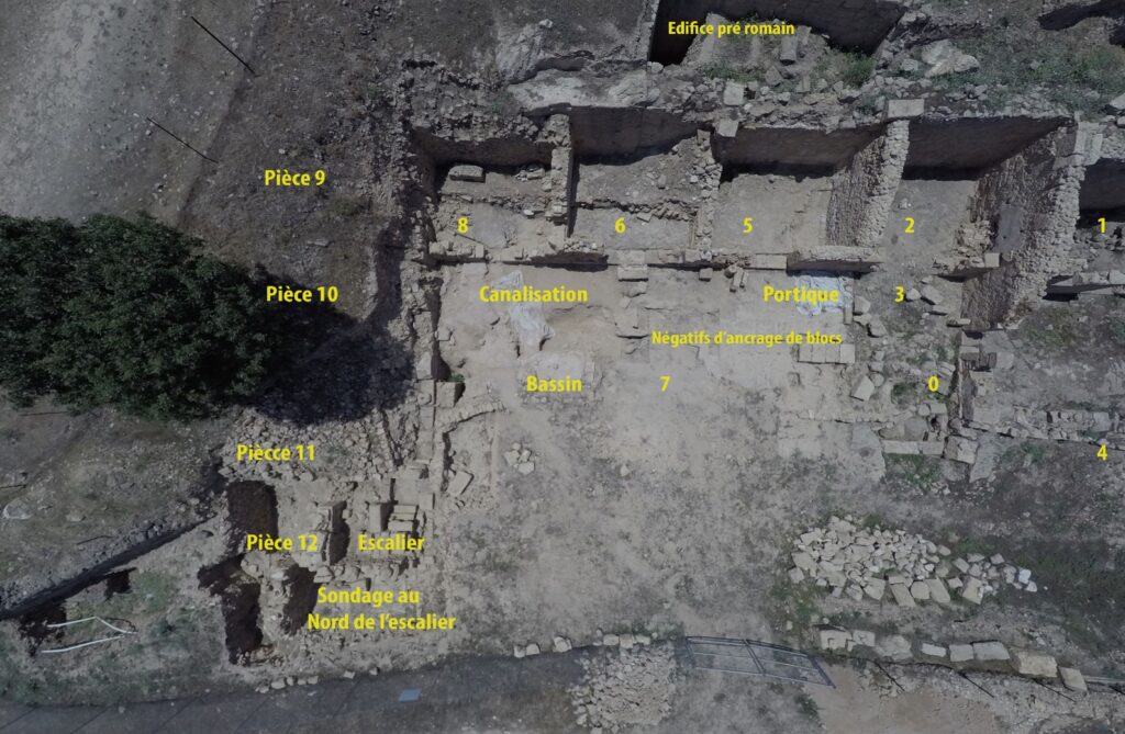 Vue du bâtiment romain à caractère résidentiel mis au jour au Nord de la colline de Fabrika sur le tracé du rempart hellénistique démonté. Photo : Chr. Papadopoulos.