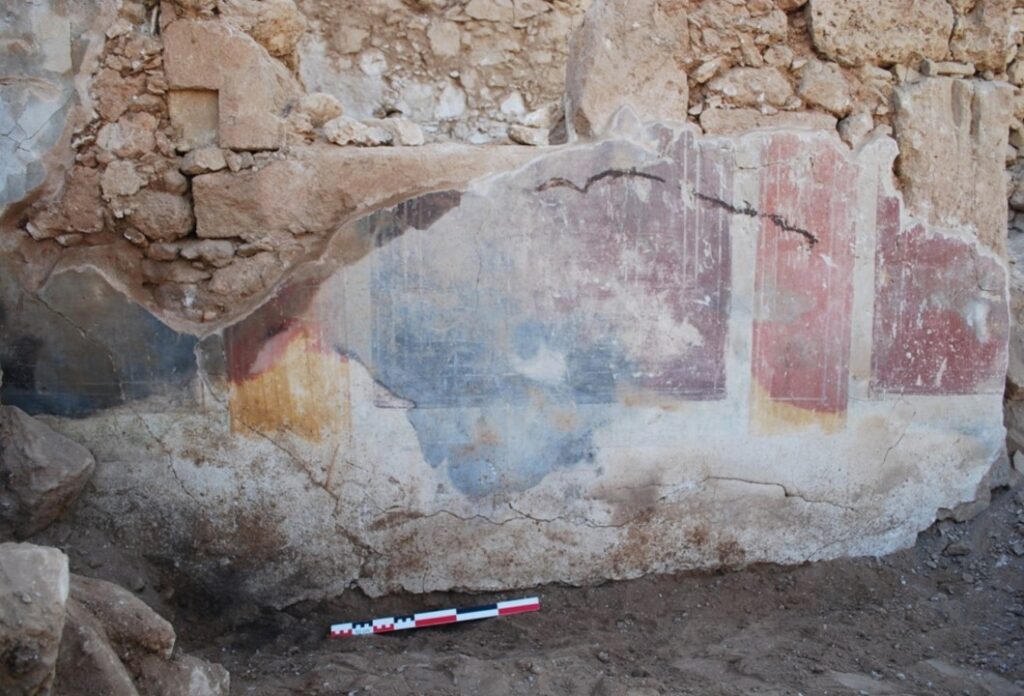 Enduits peints résiduels (2e phase) dans le bâtiment romain à caractère résidentiel.