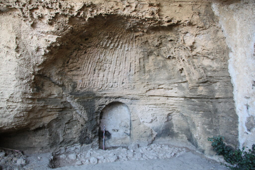 Exèdre décorée d’une coquille surmontant trois niches (espace souterrain 7).