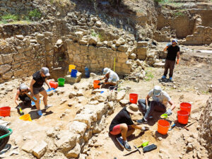 History students from Avignon during excavations in 2023 of one of the rooms in the Roman house. Paphos - C. Balandier