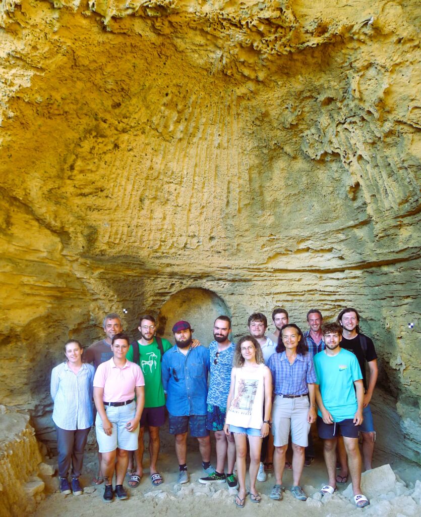 History students from Avignon who took part in the Mission in 2022 in front of the exedra of an underground room decorated with a shell surmounting niches.