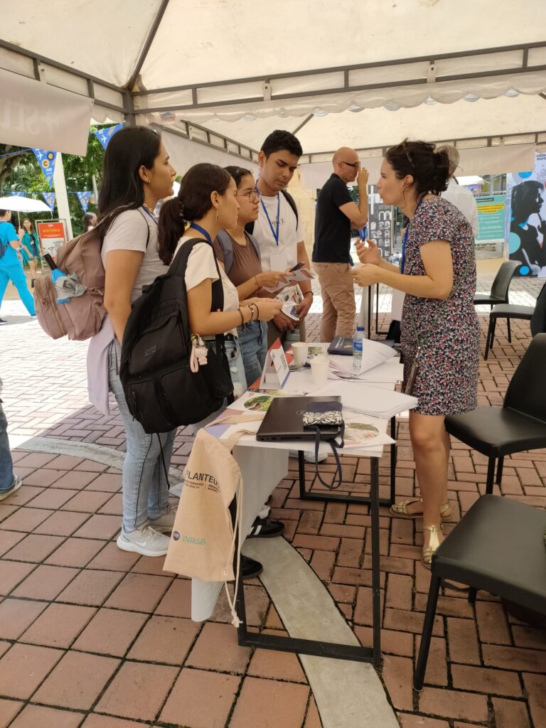 Stand d'Avignon Université & de l'EUR Implanteus, avec Malaury Boissier, au salon Destino Francia 2024
Lycée Français Louis Pasteur de Bogotá, Colombie
Septembre 2024