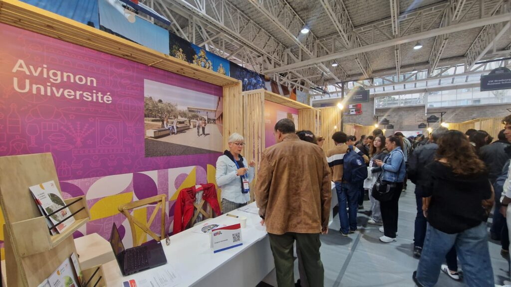 Stand d'Avignon Université - EUR Implanteus au salon Destino Francia 2024 (Colombie) - septembre 2024