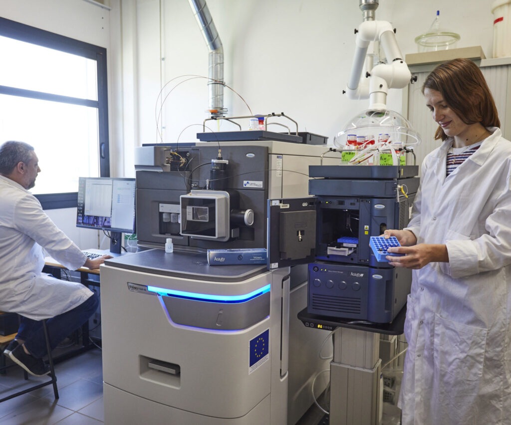 Chaine UHPLC (Chromatographie Liquide à Ultra Haute Performance) couplée avec un spectromètre de masse haute résolution avec mobilité ionique Waters Synapt G2Si utilisée pour les études métabolomiques non-ciblées.