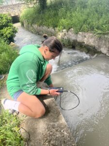 etudiante faisant des mesures dans l'eau