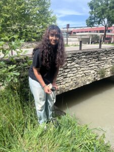 étudiante faisant un relevé de l'état de l'eau