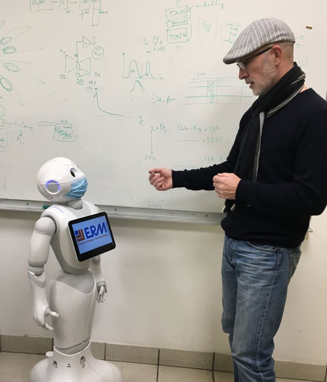 Fabrice Lefèvre (LIA) et le robot Pepper